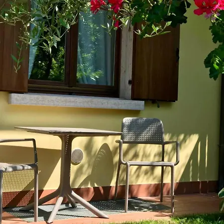 Semesterbostad The Yellow House Costermano